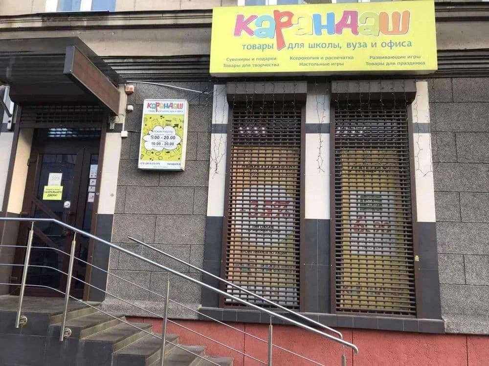 Установка решетчатых роллетов для магазина 